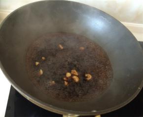 将清水，酱油，耗油，五香粉，姜片，八角一起放入锅内，中火加热至沸汤