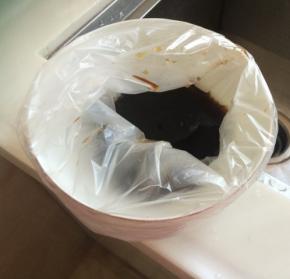 卤汁放凉之后过滤去八角姜片等放入塑料袋中