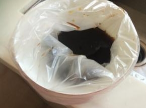 卤汁放凉之后过滤去八角姜片等放入塑料袋中