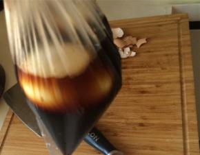 煮好的鸡蛋放入卤汁中，放入冰箱冷藏一晚