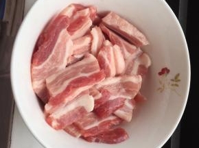 五花肉切成厚3mm的片状，加半勺盐，两勺料酒腌制15分钟
