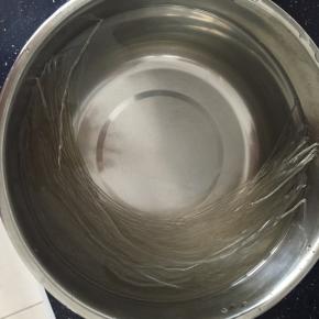 腌制五花肉的同时把粉条放入冷水中泡软，白菜洗净切丝