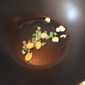 锅中放油，烧热后入葱姜蒜爆香