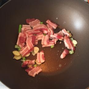 放入五花肉炒至表面变色