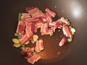 放入五花肉炒至表面变色