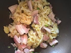 加入酸菜翻炒