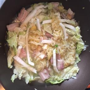 加入白菜和两碗水