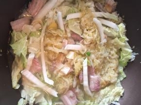 加入白菜和两碗水