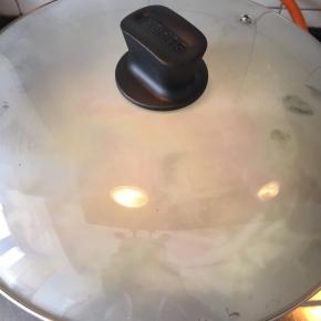 盖上盖子大火炖至汤汁收干，加入泡好的粉条，再加一碗水，炖至汁水收干就可以出锅了