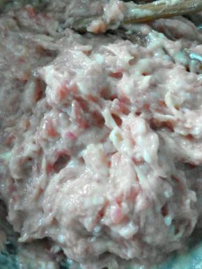 猪肉剁馅，加鸡蛋，葱末，姜末，盐，味精，花椒面，淀粉搅拌均匀