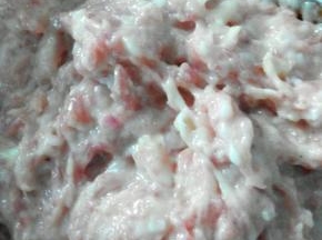 猪肉剁馅，加鸡蛋，葱末，姜末，盐，味精，花椒面，淀粉搅拌均匀