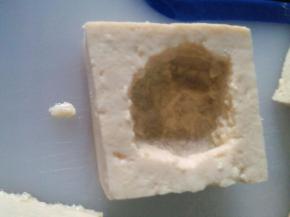 豆腐切小块，中间掏空，撒少许盐增味
