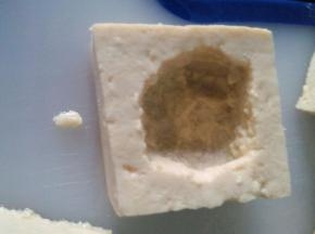 豆腐切小块，中间掏空，撒少许盐增味