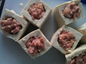 把肉馅装入豆腐中