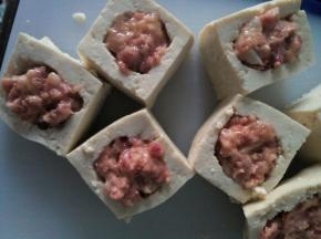 把肉馅装入豆腐中