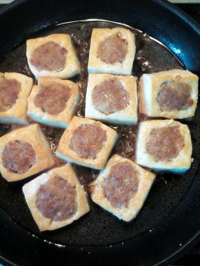 锅内加食用油，把装好肉馅的豆腐放进去（有肉那面先煎），中小火慢煎，两面煎成金黄色即可