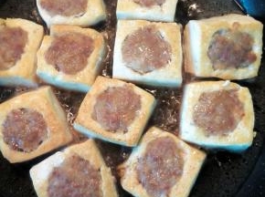 锅内加食用油，把装好肉馅的豆腐放进去（有肉那面先煎），中小火慢煎，两面煎成金黄色即可