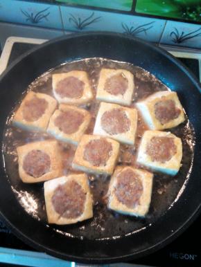 加耗油，生抽，糖少许，盐少许，大半碗清水，调和搅匀后倒入锅内，中火闷煮10分钟