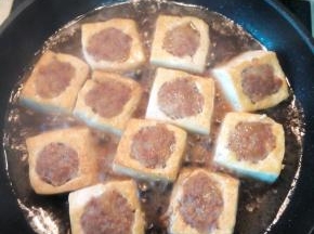 加耗油，生抽，糖少许，盐少许，大半碗清水，调和搅匀后倒入锅内，中火闷煮10分钟