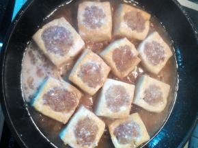 出锅前倒入淀粉水，粘稠后即可出锅