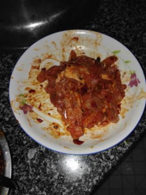 猪肉洗净，肥瘦分开切片，放入适量豆瓣酱、生抽、盐、生粉，将瘦肉腌上10分钟入味