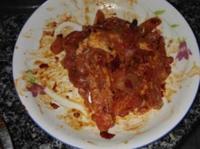 猪肉洗净，肥瘦分开切片，放入适量豆瓣酱、生抽、盐、生粉，将瘦肉腌上10分钟入味