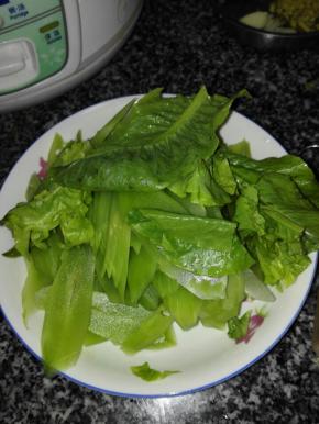 青笋滚刀切片，生姜切粒、大蒜切片备用