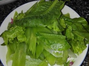 青笋滚刀切片，生姜切粒、大蒜切片备用
