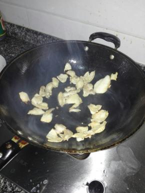 倒入少量食用油，热锅下肥肉，煸炒至微卷出油