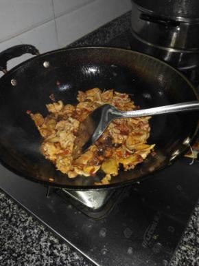 倒入姜粒和蒜片，腌好的瘦肉混炒，瘦肉变色后倒入青笋