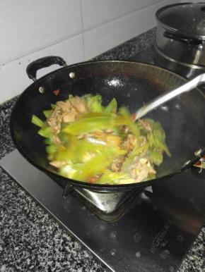 热油大火快炒，放入盐和鸡精调味就可出锅