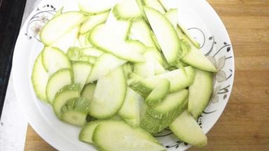 三月瓜洗净切片