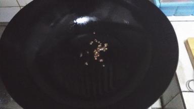 炒锅烧热放少许油，油温七分热的时候放入花椒粒