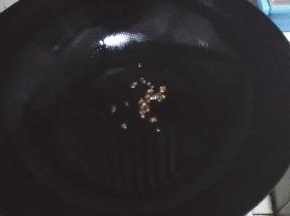 炒锅烧热放少许油，油温七分热的时候放入花椒粒