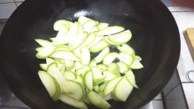 小火煸炒，花椒粒煸炒出香味放入瓜片