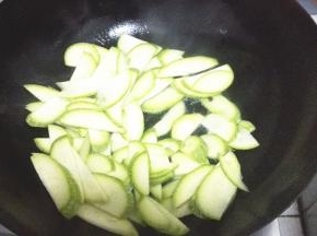 小火煸炒，花椒粒煸炒出香味放入瓜片