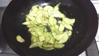 大火翻炒，等待瓜片逐渐变色，加入少许食用盐