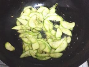 大火翻炒，等待瓜片逐渐变色，加入少许食用盐