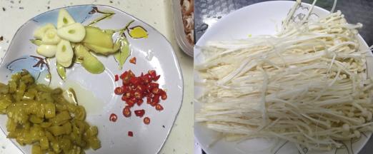 金针菇根部切掉洗净装盘，辣椒等切末备用