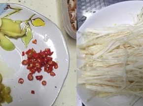 金针菇根部切掉洗净装盘，辣椒等切末备用
