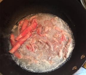 锅内烧水，水开放入肥牛，变色捞出