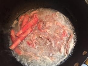 锅内烧水，水开放入肥牛，变色捞出