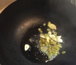 锅内放油烧热，放入蒜，姜爆香，把剁椒放入