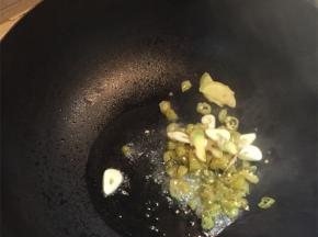 锅内放油烧热，放入蒜，姜爆香，把剁椒放入