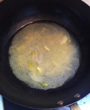 炒出黄油后加入清水烧开