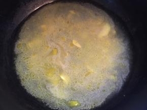 炒出黄油后加入清水烧开