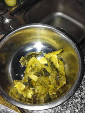 准备好需要的食材，全部洗净后，酸菜切段、猪肉切片、生姜切粒备用