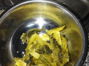 准备好需要的食材，全部洗净后，酸菜切段、猪肉切片、生姜切粒备用