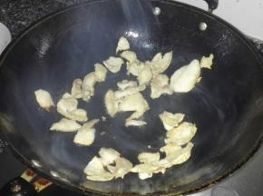 肥肉切片，下锅爆炒出油，煸炒至金黄有点焦