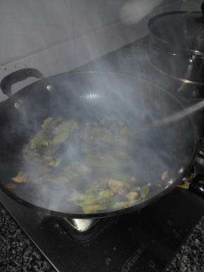 将切好的酸菜放入和肥肉一起混炒